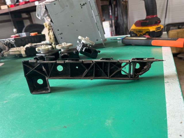 bontott KIA CEED Bal első Oldal Lökhárító Tartó (Műanyag)