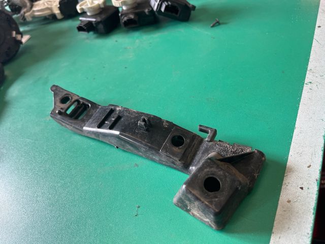 bontott KIA CEED Bal első Oldal Lökhárító Tartó (Műanyag)