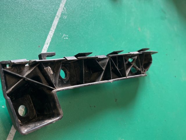 bontott KIA CEED Bal első Oldal Lökhárító Tartó (Műanyag)