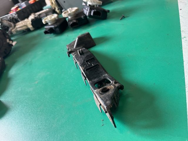 bontott KIA CEED Bal első Oldal Lökhárító Tartó (Műanyag)