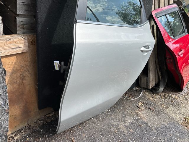 bontott KIA CEED Bal hátsó Ajtó (Részeivel)