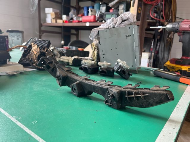 bontott KIA CEED Bal hátsó Oldal Lökhárító Tartó (Műanyag)