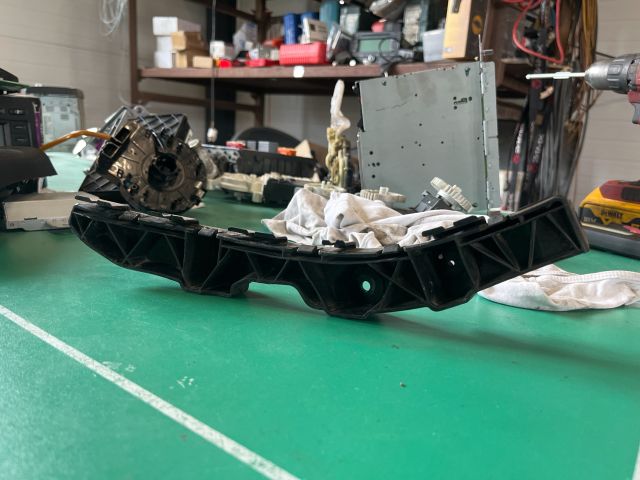 bontott KIA CEED Bal hátsó Oldal Lökhárító Tartó (Műanyag)