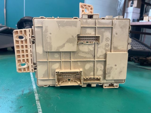 bontott KIA CEED Biztosítéktábla Utastér