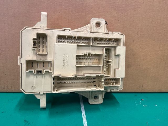 bontott KIA CEED Biztosítéktábla Utastér