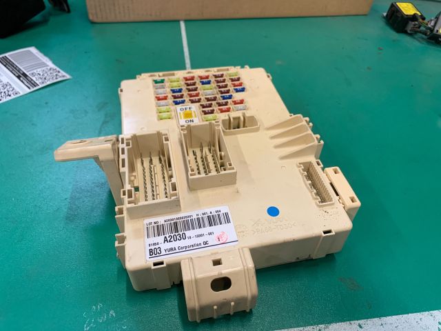 bontott KIA CEED Biztosítéktábla Utastér