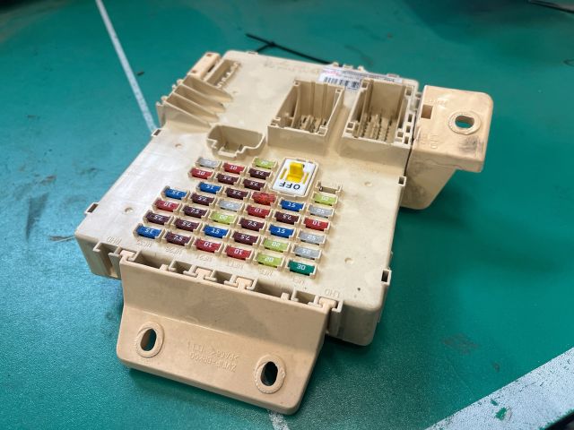 bontott KIA CEED Biztosítéktábla Utastér