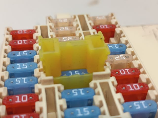 bontott KIA CEED Biztosítéktábla Utastér