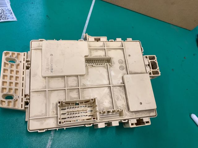 bontott KIA CEED Biztosítéktábla Utastér