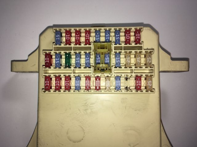 bontott KIA CEED Biztosítéktábla Utastér