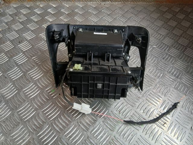 bontott KIA CEED Első Hamutartó