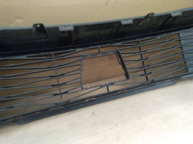 bontott KIA CEED Első Lökhárító Alsó Középső Díszrács