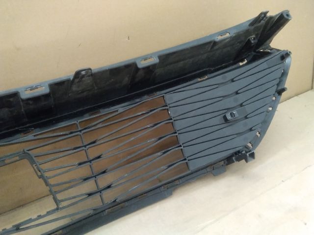 bontott KIA CEED Első Lökhárító Alsó Középső Díszrács