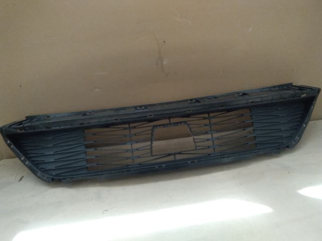 bontott KIA CEED Első Lökhárító Alsó Középső Díszrács