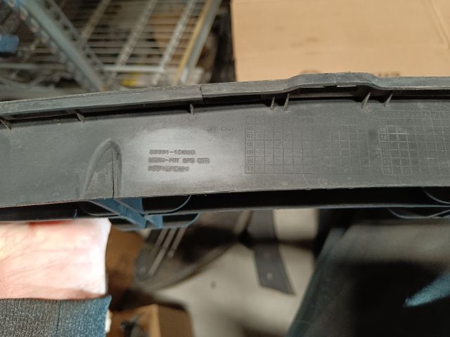 bontott KIA CEED Első Lökhárító Alsó Középső Díszrács