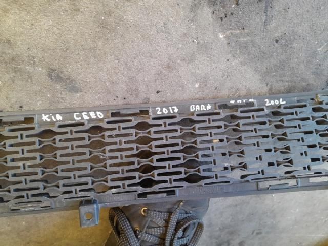 bontott KIA CEED Első Lökhárító Alsó Középső Díszrács