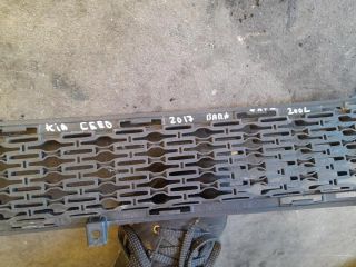 bontott KIA CEED Első Lökhárító Alsó Középső Díszrács