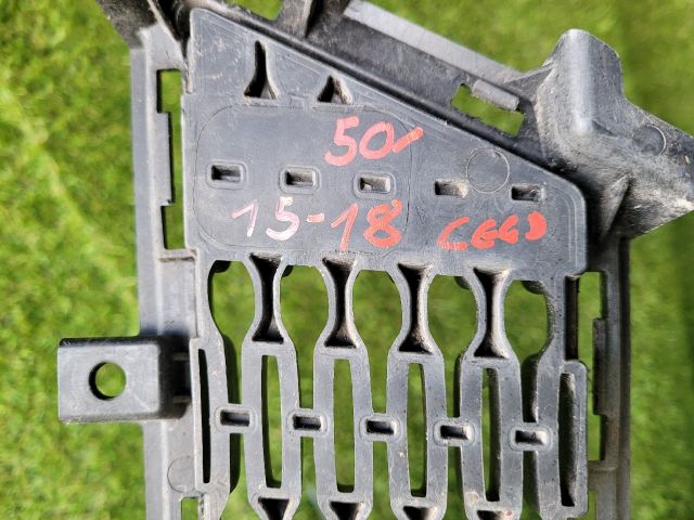 bontott KIA CEED Első Lökhárító Alsó Középső Díszrács