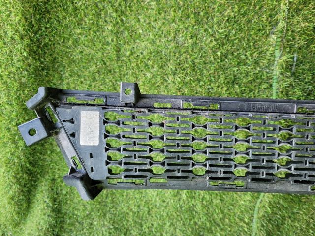 bontott KIA CEED Első Lökhárító Alsó Középső Díszrács