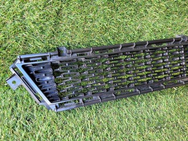 bontott KIA CEED Első Lökhárító Alsó Középső Díszrács