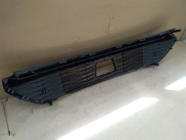 bontott KIA CEED Első Lökhárító Alsó Középső Díszrács