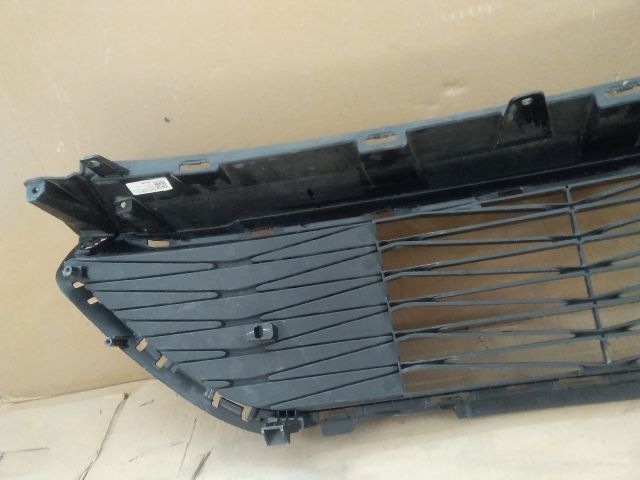 bontott KIA CEED Első Lökhárító Alsó Középső Díszrács