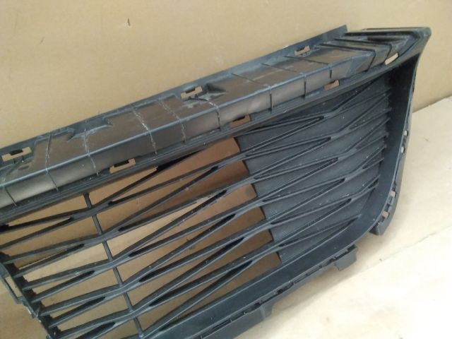 bontott KIA CEED Első Lökhárító Alsó Középső Díszrács