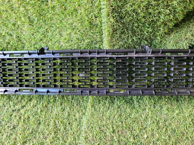 bontott KIA CEED Első Lökhárító Alsó Középső Díszrács