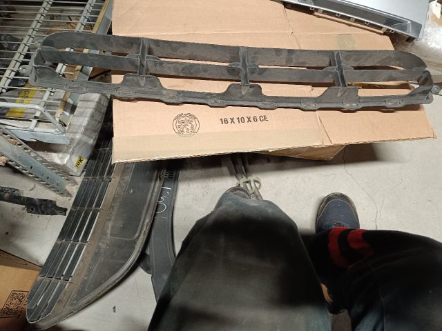 bontott KIA CEED Első Lökhárító Alsó Középső Díszrács