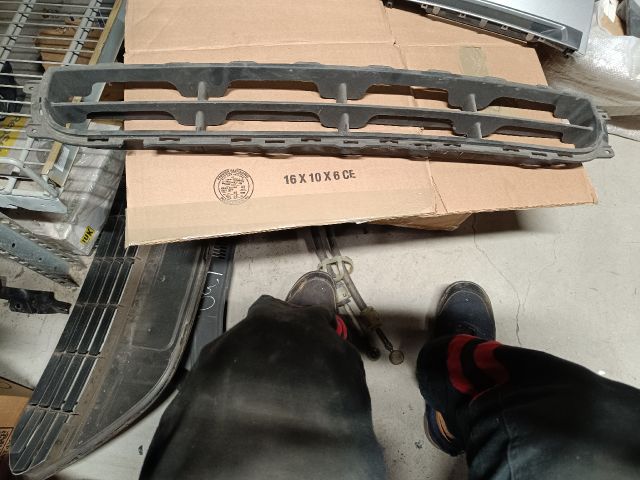 bontott KIA CEED Első Lökhárító Alsó Középső Díszrács