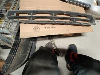 bontott KIA CEED Első Lökhárító Alsó Középső Díszrács