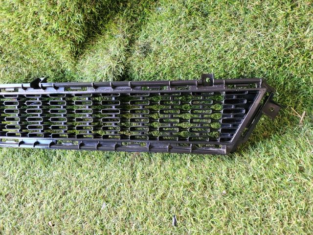 bontott KIA CEED Első Lökhárító Alsó Középső Díszrács