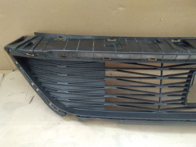 bontott KIA CEED Első Lökhárító Alsó Középső Díszrács