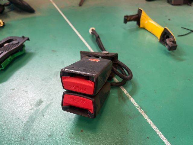 bontott KIA CEED Hátsó középső Biztonsági Öv Csat