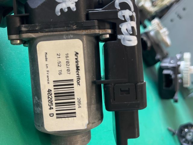 bontott KIA CEED Jobb első Ablakemelő Motor