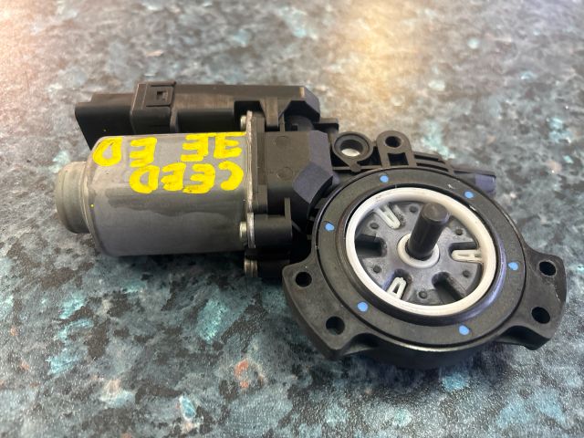 bontott KIA CEED Jobb első Ablakemelő Motor