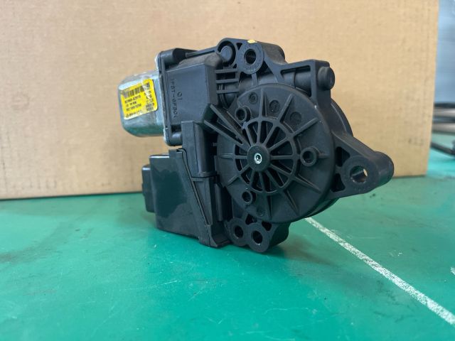 bontott KIA CEED Jobb első Ablakemelő Motor