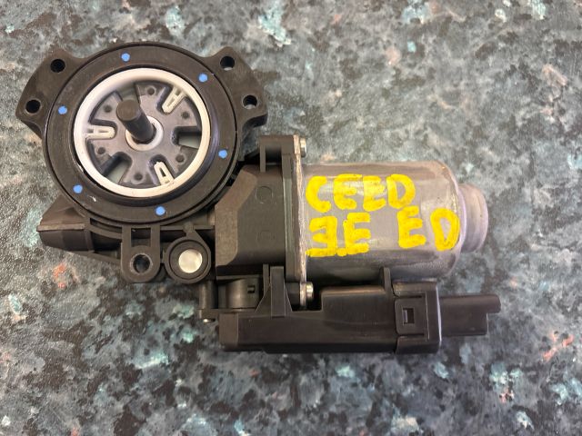 bontott KIA CEED Jobb első Ablakemelő Motor