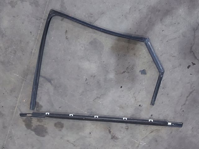 bontott KIA CEED Jobb első Gumikéder