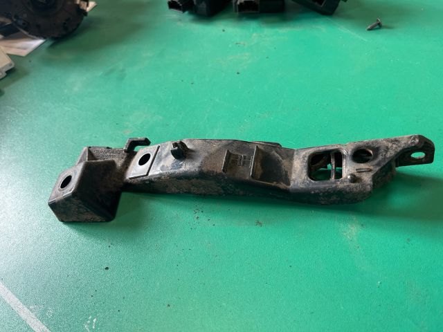 bontott KIA CEED Jobb első Oldal Lökhárító Tartó (Műanyag)