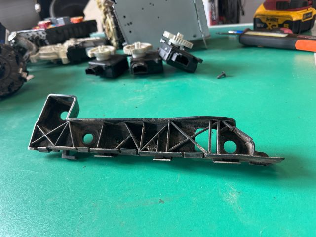 bontott KIA CEED Jobb első Oldal Lökhárító Tartó (Műanyag)