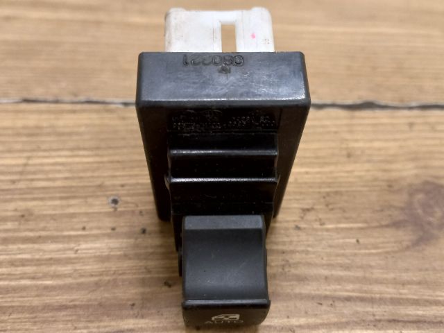 bontott KIA CEED Jobb hátsó Ablakemelő Kapcsoló