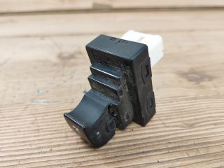 bontott KIA CEED Jobb hátsó Ablakemelő Kapcsoló