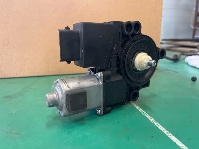 bontott KIA CEED Jobb hátsó Ablakemelő Motor