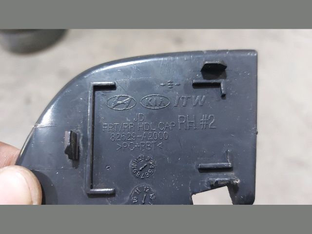 bontott KIA CEED Jobb hátsó Kilincs Burkolat