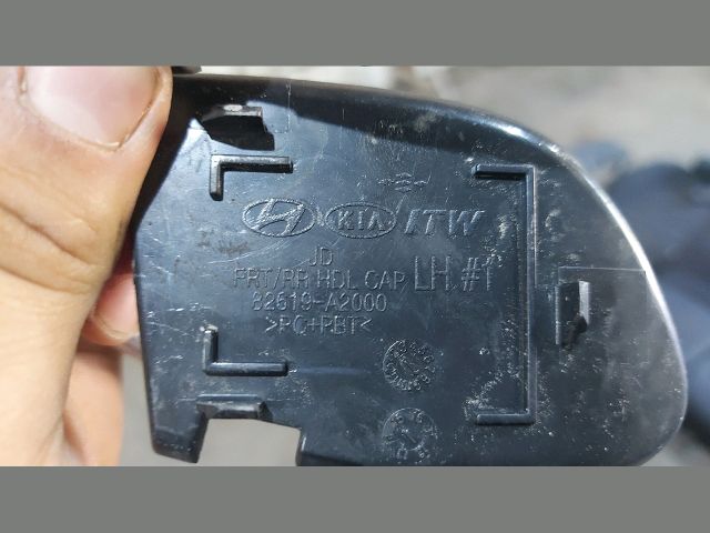 bontott KIA CEED Jobb hátsó Kilincs Burkolat