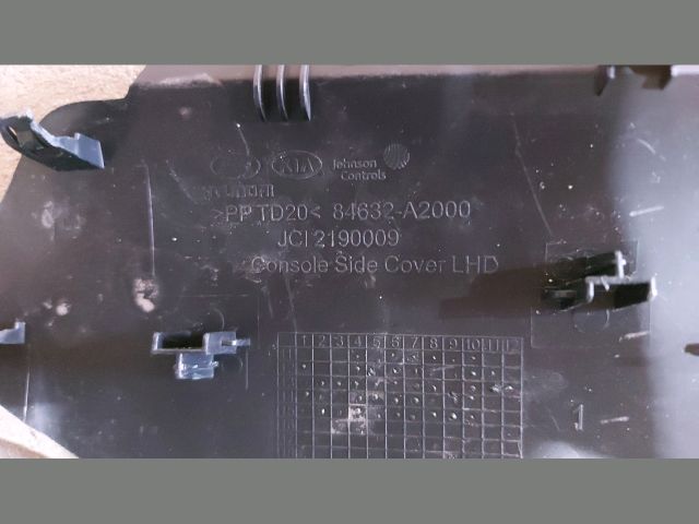 bontott KIA CEED Középkonzol Keret