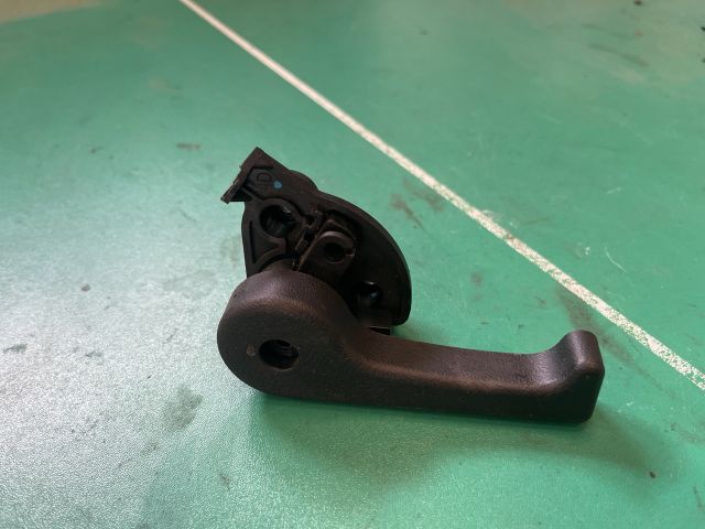 bontott KIA CEED Motorháztető Nyitó Kar / Gomb