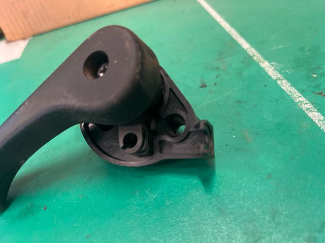 bontott KIA CEED Motorháztető Nyitó Kar / Gomb