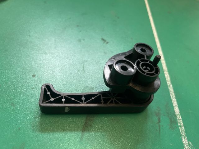 bontott KIA CEED Motorháztető Nyitó Kar / Gomb